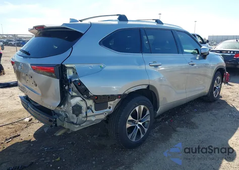 2021 Toyota Highlander Xle z USA, uszkodzony, nr VIN 5TDGZRAH1MS048820